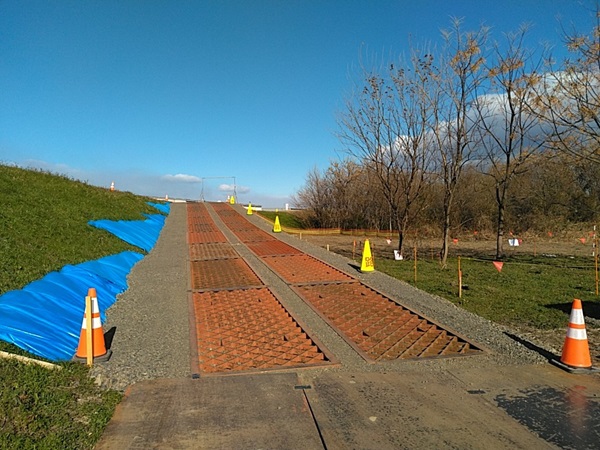 現場の出入口に鋼製マットを設置し、道路への泥流出防止に努めています